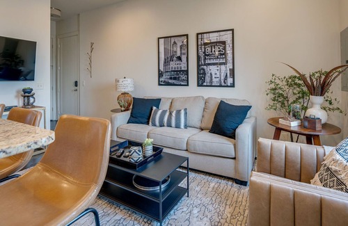 Midtown House | LOFTS AT 30TH - CONTEMPORARY COUNTRY - MINS TO BROADWAY