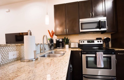 Midtown House | LOFTS AT 30TH - COUNTRY BEAU - 6 MINS TO BROADWAY