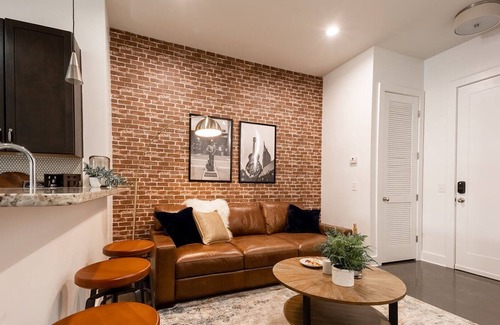 Midtown House | LOFTS AT 30TH - URBAN DREAM - 5 MINS TO BROADWAY