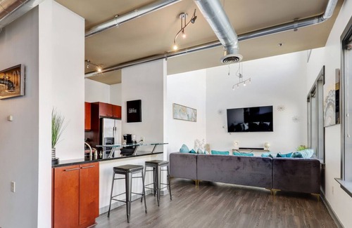 Loring Heights Apartment | LOFTY CREM DE LA CREME SUITE