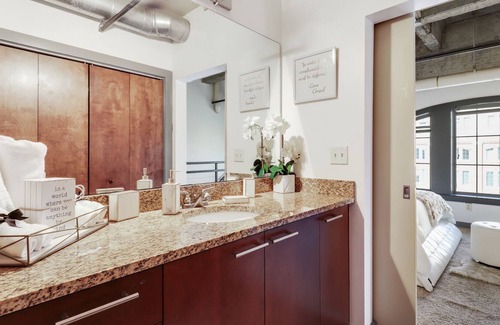 Loring Heights Apartment | LOFTY CREM DE LA CREME SUITE