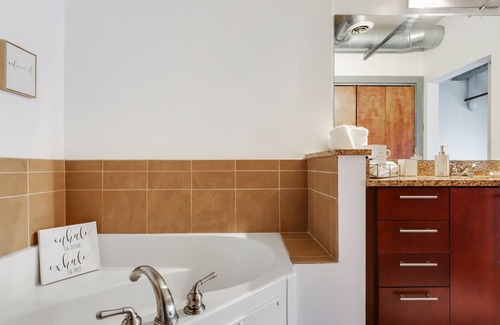 Loring Heights Apartment | LOFTY CREM DE LA CREME SUITE