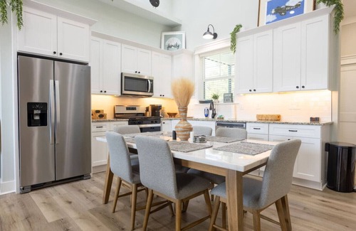 Greenwood House | Lofty Lakeside Cottage – 2 BR, 2.5BA, Sleeps 8!
