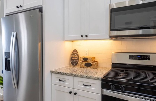 Greenwood House | Lofty Lakeside Cottage – 2 BR, 2.5BA, Sleeps 8!