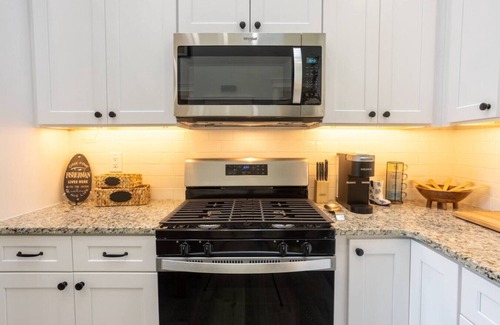 Greenwood House | Lofty Lakeside Cottage – 2 BR, 2.5BA, Sleeps 8!