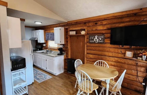 Schnellville House | Log Cabin 11 with Hot Tub at Osborn Boat Ramp on Patoka Lake