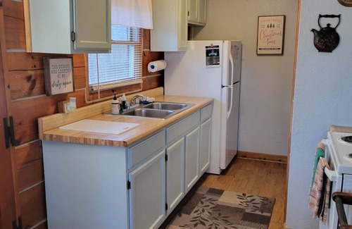 Schnellville House | Log Cabin 7 with Hot Tub at Osborn Boat Ramp at Patoka Lake