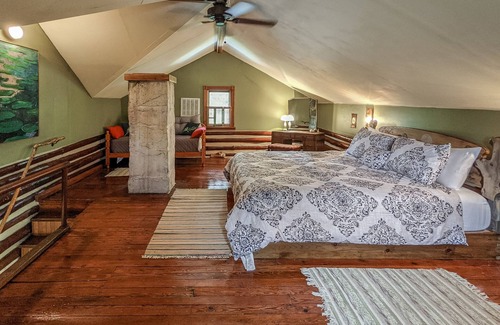 Calico Rock House | Log Cabin at Tan Trough Holler
