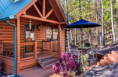 Dahlonega Cabin | Log Cabin & Carriage House, Lake, Wineries, Hiking