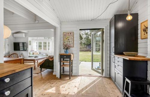 Bratten Strand House | Log Cabin Close To The Water In Bratten