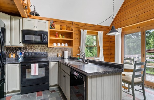 Jeffersonville Cabin | Log Cabin - Dog Friendly, Near Disc Golf & Hiking