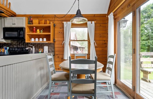 Jeffersonville Cabin | Log Cabin - Dog Friendly, Near Disc Golf & Hiking