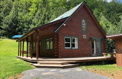 Jeffersonville Cabin | Log Cabin - Dog Friendly, Near Disc Golf & Hiking