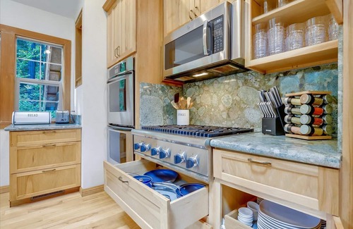 Redwood City House | Log-Cabin Home Retreat - Walk to Restaurants, Trails, Hiking & Biking
