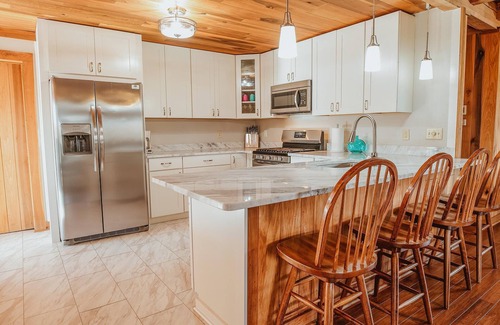 Helmsburg Cabin | Log Cabin, Hot Tub, Fire Pit, Near Yellowwood