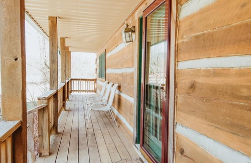Helmsburg Cabin | Log Cabin, Hot Tub, Fire Pit, Near Yellowwood