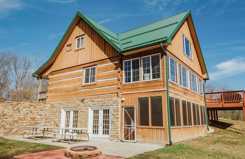 Helmsburg Cabin | Log Cabin, Hot Tub, Fire Pit, Near Yellowwood