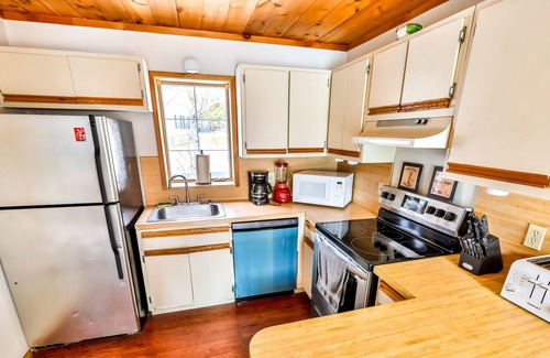 Tannersville Ski Chalet | Log Cabin Hot tub Private Pool 360 Mountain Views Hunter Mt