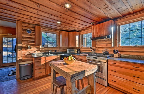 Wilmington Cabin | Log Cabin in Wilmington w/New Hot Tub By Skiing!