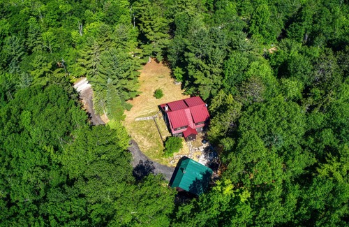 Wilmington Cottage | Log Cabin in Wilmington w/New Hot Tub By Skiing!