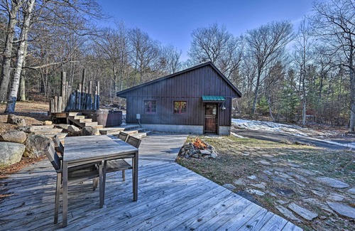 Wilmington Cottage | Log Cabin in Wilmington w/New Hot Tub By Skiing!
