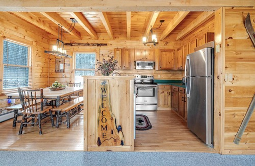 Greenwood House | Log Cabin Lane- Cozy Maine Cabin