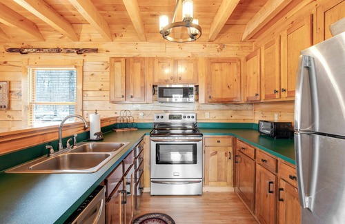 Greenwood House | Log Cabin Lane- Cozy Maine Cabin