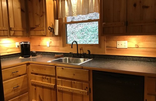 Burnsville Cabin | Log Cabin -*River Front *Kayaks and Tubes* Super Clean*