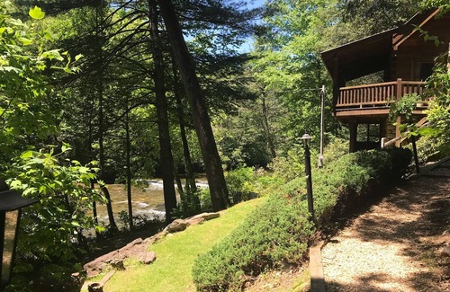 Burnsville Cabin | Log Cabin -*River Front *Kayaks and Tubes* Super Clean*
