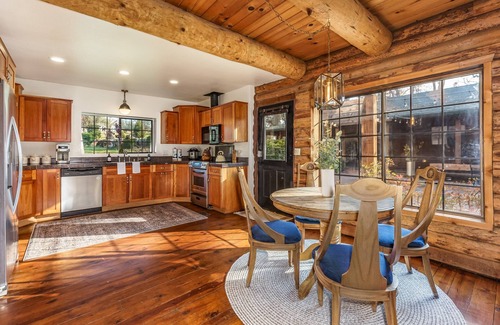 Ahwahnee House | Log Cabin sleeps 20 with hot tub, EV Charger, firepit