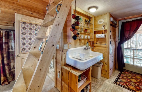 Fryeburg Apartment | Log cabin studio with fireplace, firepit, deck, cable, & WiFi