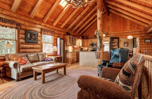Divide House | Log cabin style home on secluded 48 acre property