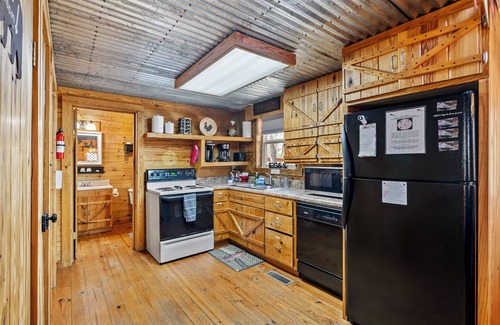 Knoxville Cabin | Log Cabin, UTK/Neyland, Smokies, 16acres, FP, HotTub, GameRoom,Fishing,Golf,Pets
