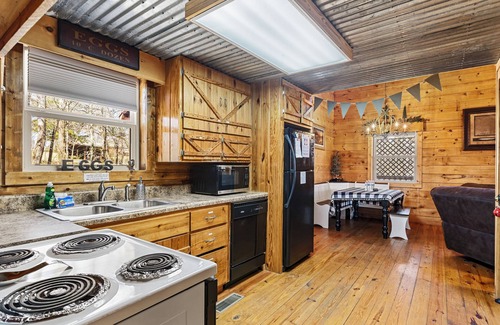 Knoxville Cabin | Log Cabin, UTK/Neyland, Smokies, 16acres, FP, HotTub, GameRoom,Fishing,Golf,Pets
