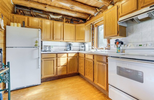 Hornell Cabin | Log Cabin w/Pond & Trail Access in Almond!