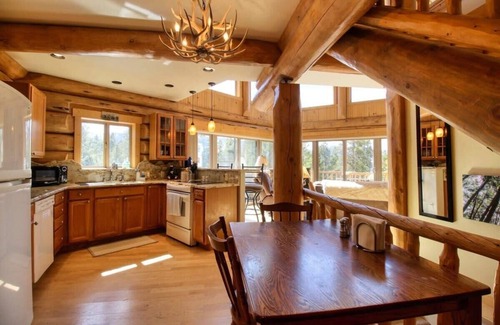 Twin Lakes House | Log cabin with amazing Views and hot tub, pets OK