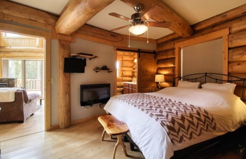 Twin Lakes House | Log cabin with amazing Views and hot tub, pets OK