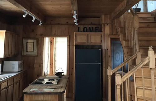 Jonesville Cabin | Log cabin with country ambiance located within city conveniences
