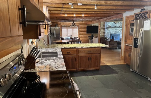 Hinckley Cabin | Log Cabin with Hot Tub