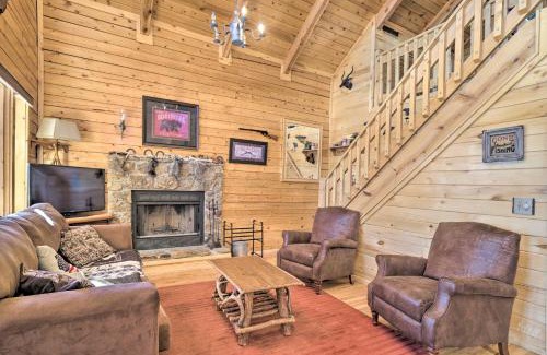 Florissant House | Log Cabin with Mountain Views about 30 Mi to Pikes Peak!