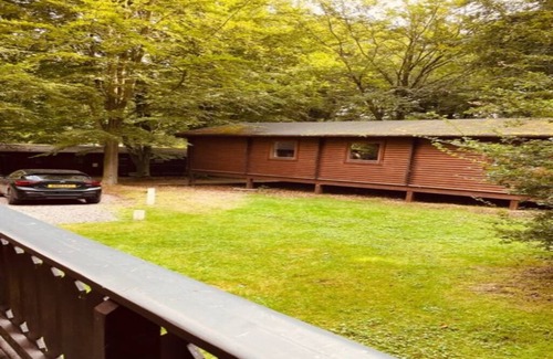 Kenwick Cabin | Log cabin with veranda, nestled in Kenwick Park, Louth