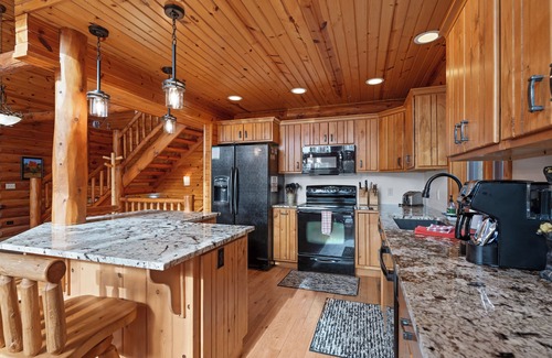 Fish Creek Cabin | Log home in Fish Creek + Dog Friendly and Private lot!