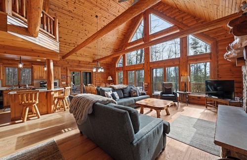 Fish Creek Cabin | Log home in Fish Creek + Dog Friendly and Private lot!
