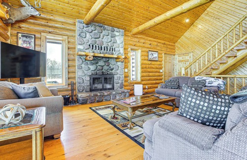 Abrams Cabin | Log Home w/Deck & Sunset Views: 19 Mi to Oconto!