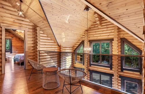 Henryville Ski Chalet | LOG HOUSE CHALET, VOLLEYBALL FIELD, SAUNA, HOT TUB