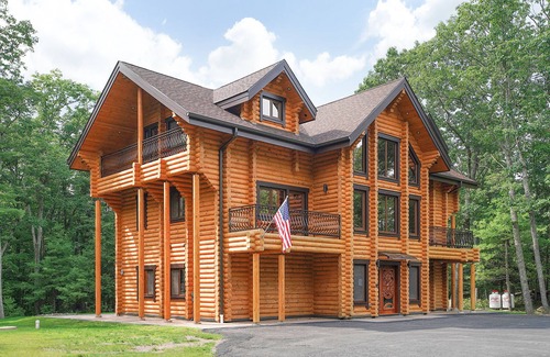 Henryville Ski Chalet | LOG HOUSE CHALET, VOLLEYBALL FIELD, SAUNA, HOT TUB