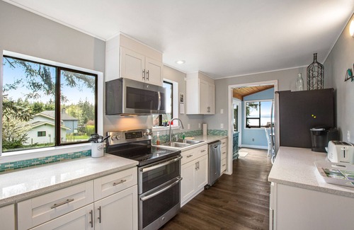 Freeland House | Log-style mountain and bay-view retreat with hot tub, game rooms, & balcony