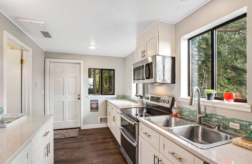 Freeland House | Log-style mountain and bay-view retreat with hot tub, game rooms, & balcony