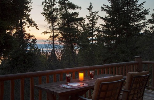 Polson House | LogCabin Sleeps 10 with Dock on Flathead Lake