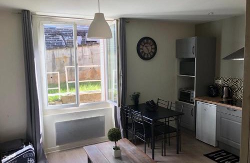 Brive-la-Gaillarde Apartment | Logement à Brive - proche de la gare et du centre ville - Climatisation - fibre internet - stationnements gratuits
